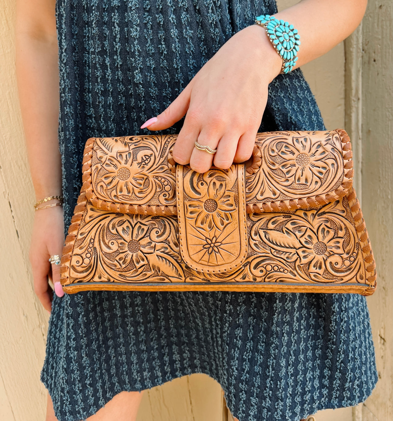 The American Darling Antique Tan Tooled Leather Purse – The Turquoise Pistol