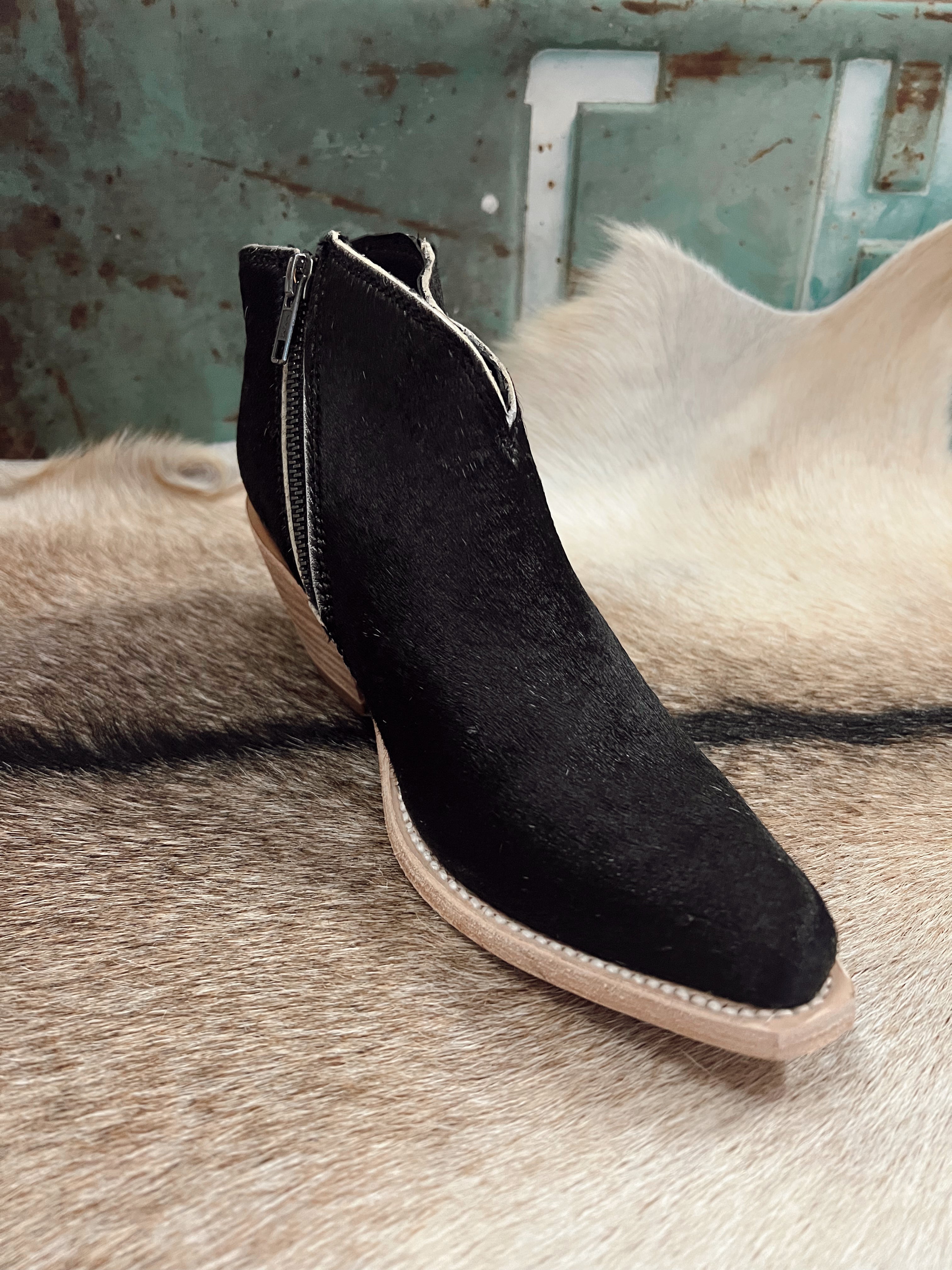 The Liberty Black Lidia Pelo Granizo Blanco/Negro Booties