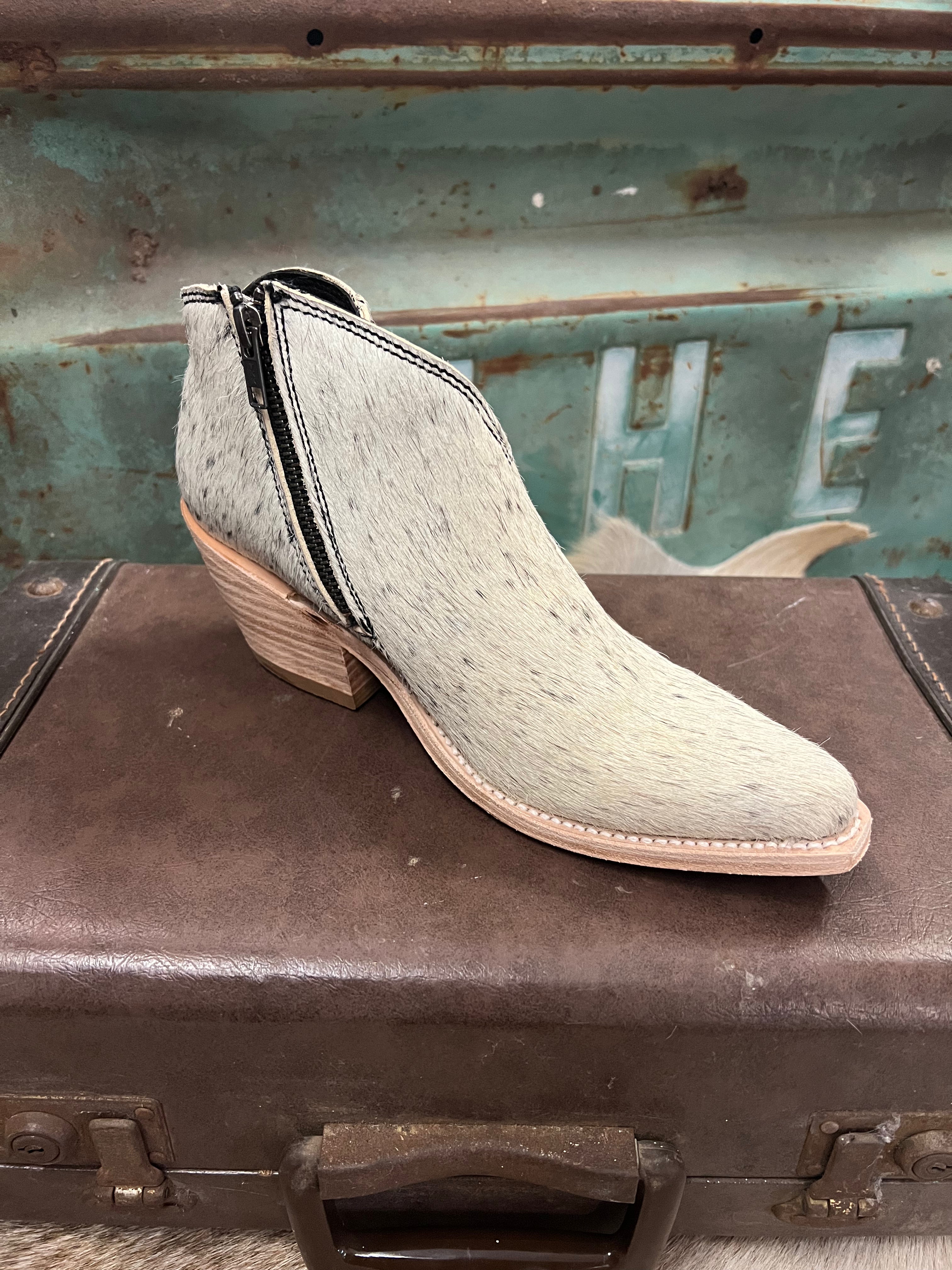 The Liberty Black Lidia Pelo Granizo Blanco/Negro Booties