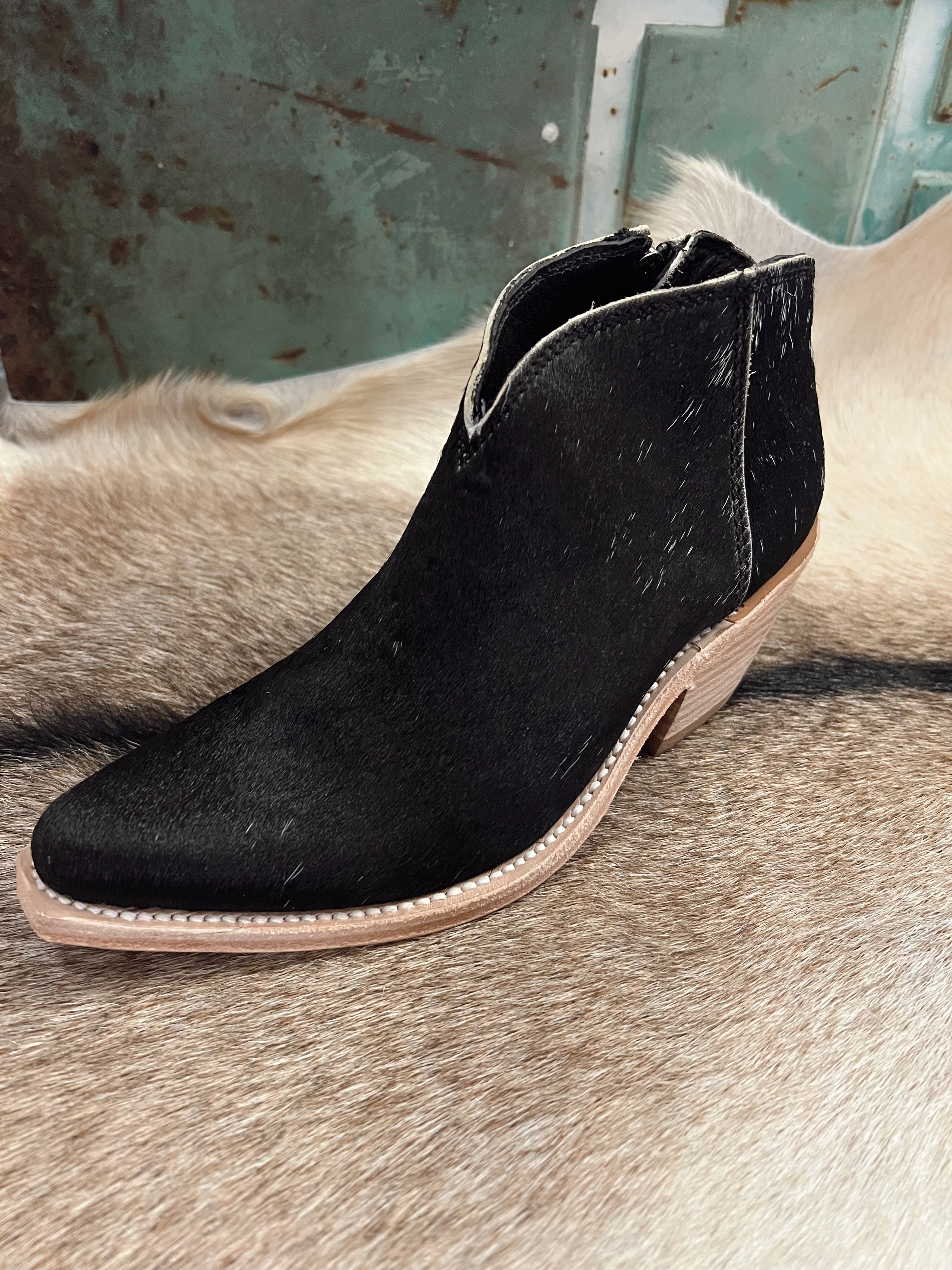 The Liberty Black Lidia Pelo Granizo Blanco/Negro Booties