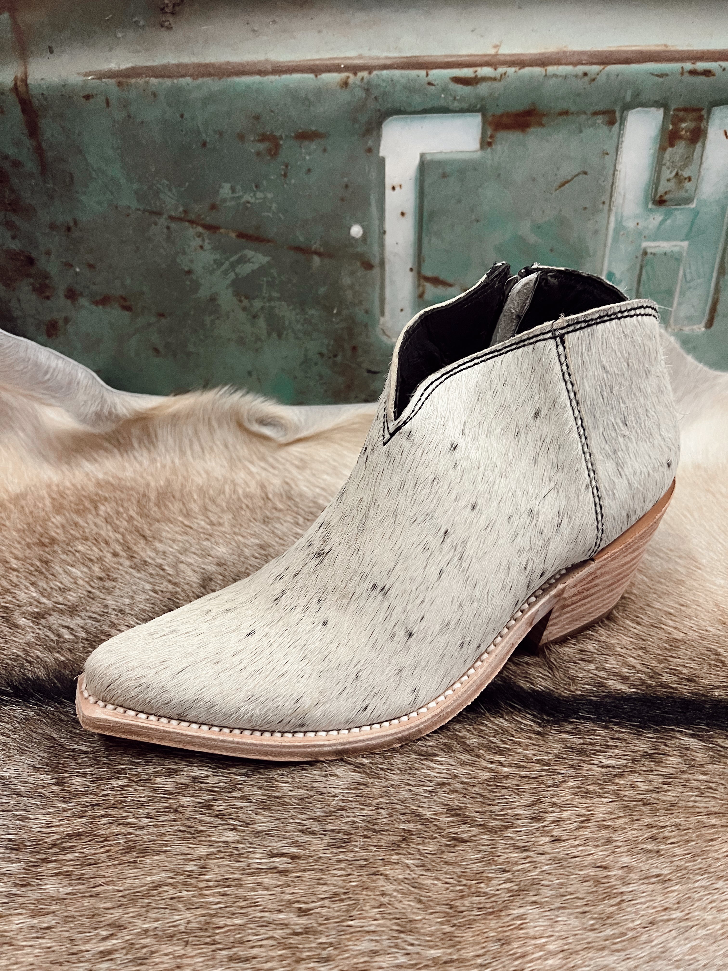 The Liberty Black Lidia Pelo Granizo Blanco/Negro Booties